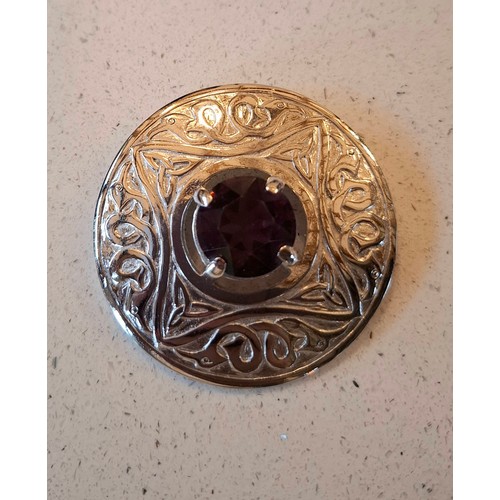54 - A collection of vintage brooches to include a French silver tone Bijoux Bretons Kelt brooch, a St.Ju... 
