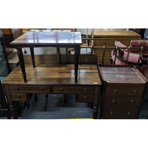 534 - A Victorian tray top style mahogany bedside chest of three drawers with brass handles, glass top, on... 
