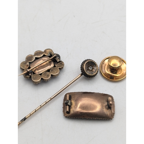 18 - Mixed 9ct and yellow metal jewellery to include a 9ct stud 1g together with two brooches tested as 9... 