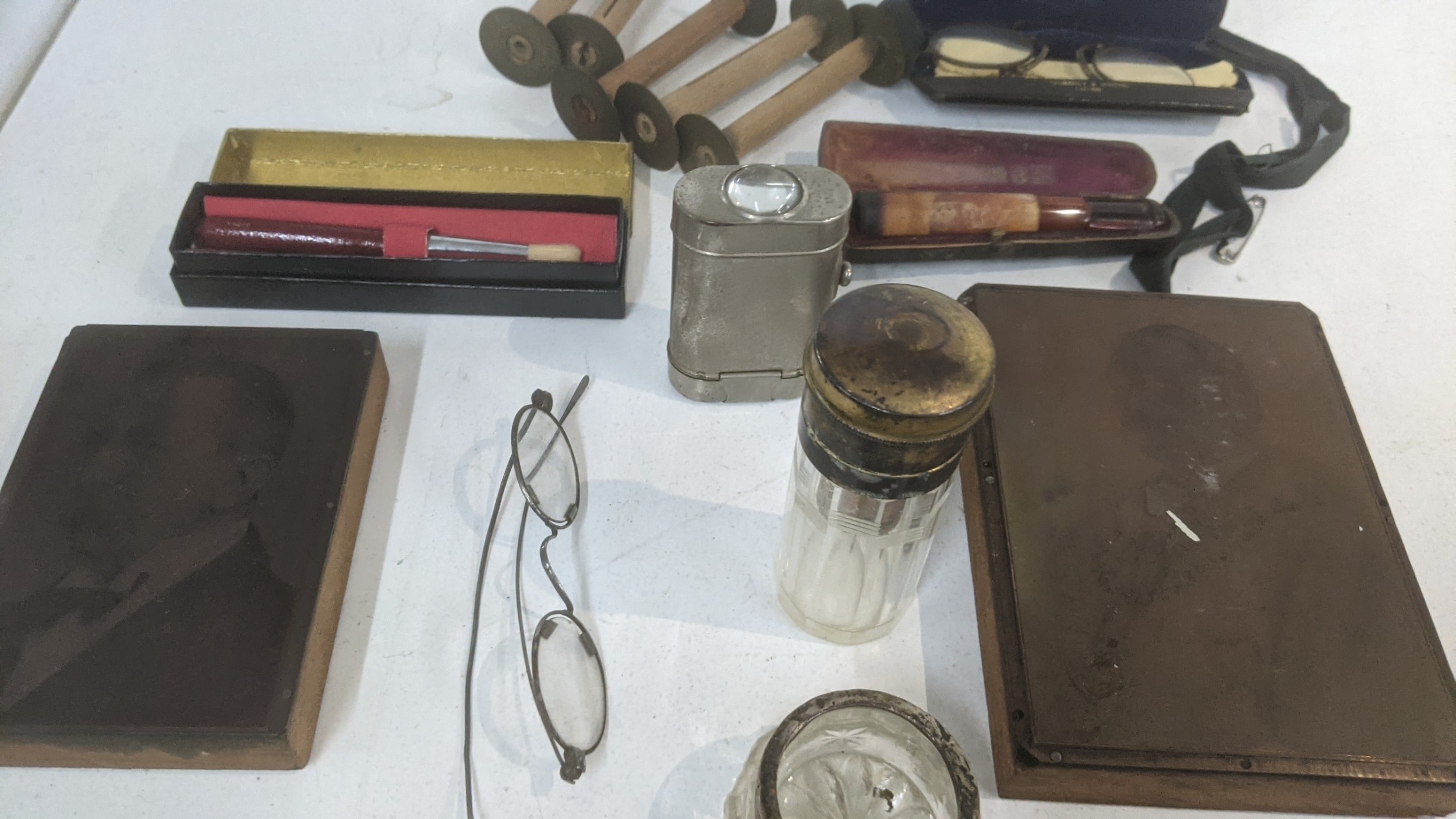 Collectables to include a cased cheroot with an amber end, a gun metal ...