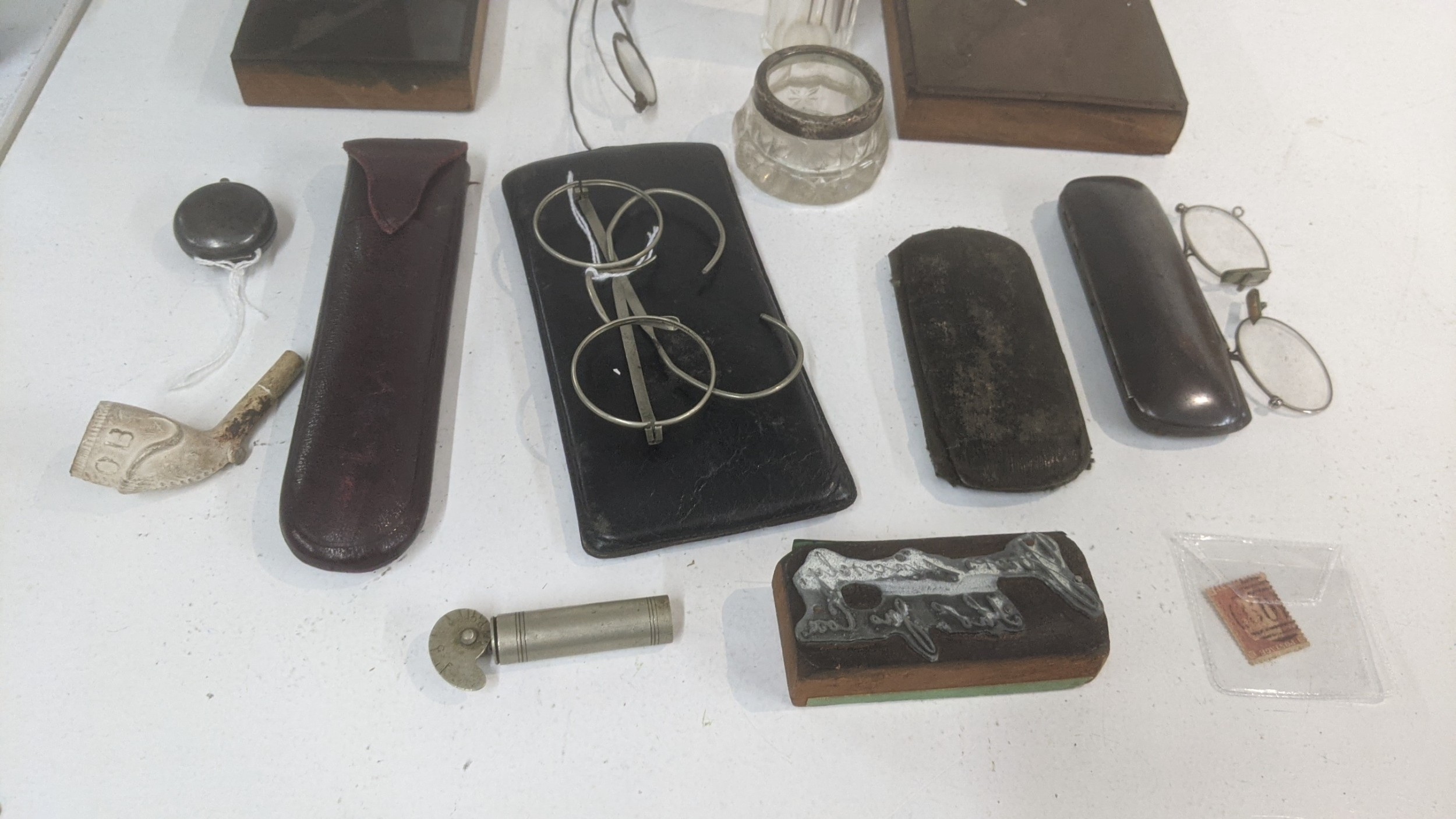 Collectables to include a cased cheroot with an amber end, a gun metal ...