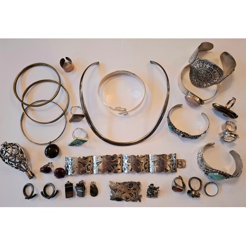 38 - A quantity of silver jewellery to include a Guatemala R&M silver tablet bracelet 47.5g and matching ... 