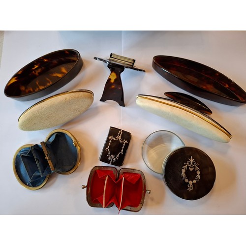 39 - Early 20th Century dressing table items, early 20th Century hair combs and collectables to include a... 