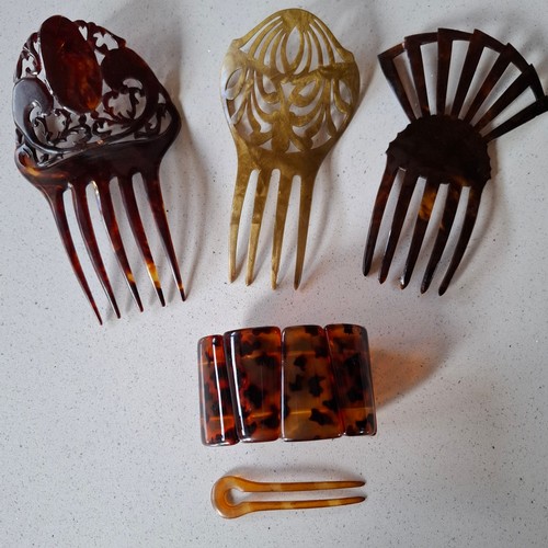 39 - Early 20th Century dressing table items, early 20th Century hair combs and collectables to include a... 