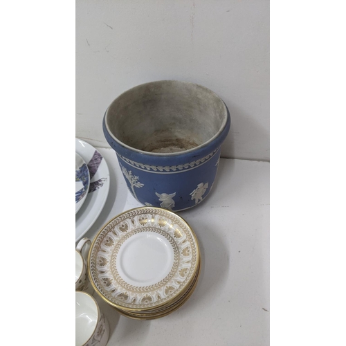 21 - Ceramics to include a pair of Royal Worcester Golden Jubilee cups and saucers, a Jasperware pot and ... 