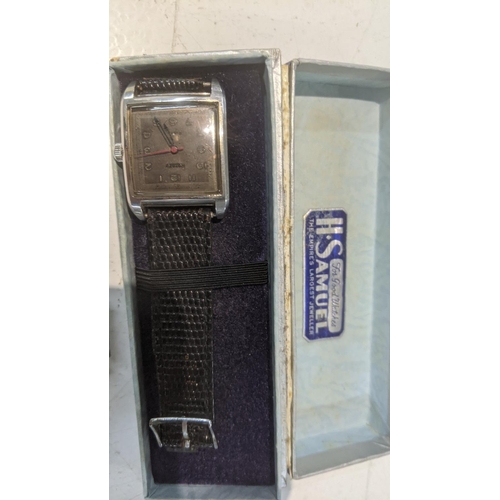 29 - Vintage gents wristwatches to include a mid-century Fero 17 jewels and an Aramona 25 jewels.
Locatio... 