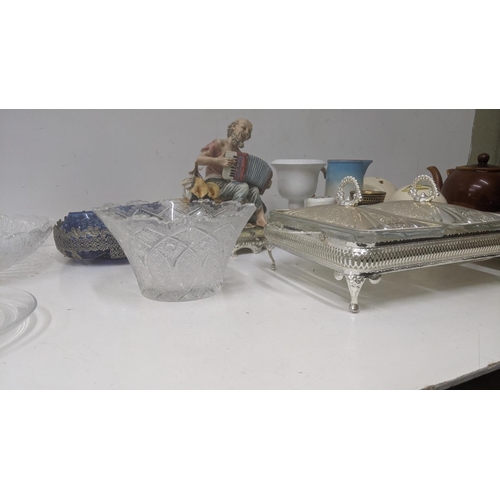 48 - Vintage homeware to include a Capodimonte figure of a tramp playing an accordion on a bench, a silve... 