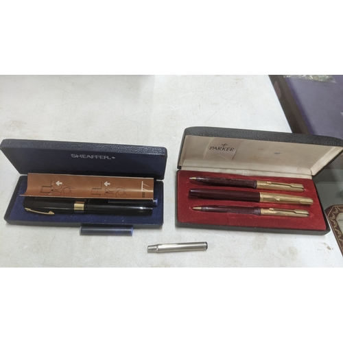 16 - Boxed pens to include a vintage Parker writing set comprising a fountain pen, a ballpoint pen and a ... 
