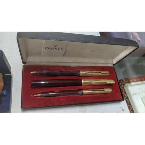 16 - Boxed pens to include a vintage Parker writing set comprising a fountain pen, a ballpoint pen and a ... 