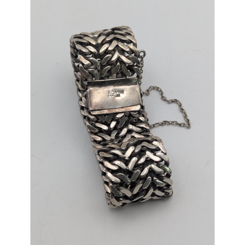 32 - A Mexican silver double curb link woven thick gauge bracelet with box link clasp and safety chain, w... 