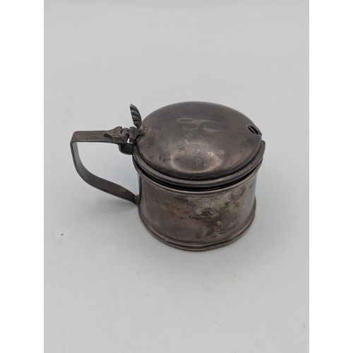 51 - A George V silver mustard pot with hinged lid and blue glass liner, total weight excluding glass 40.... 