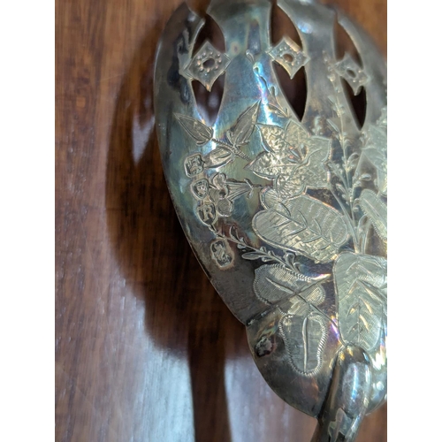 54 - A pair of Victorian salad servers with floral engraved decoration to the base of the bowls and termi... 