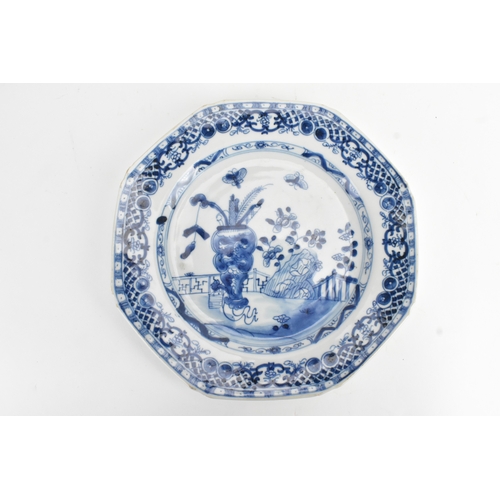 22 - A group of three Chinese export blue and white porcelain dishes, Yongzheng to early Qianlong period,... 