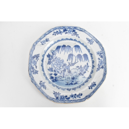 22 - A group of three Chinese export blue and white porcelain dishes, Yongzheng to early Qianlong period,... 