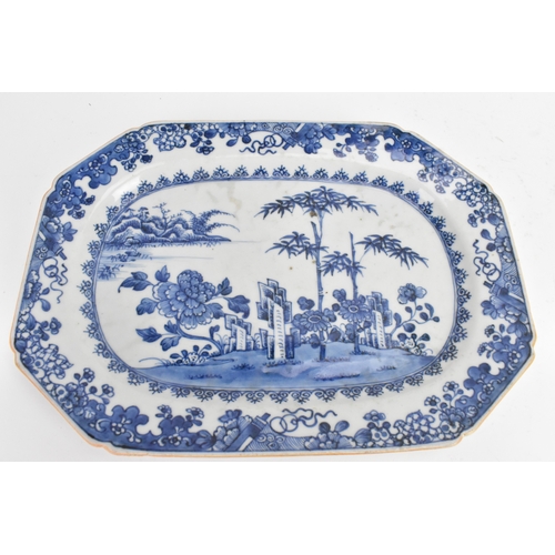 25 - A Chinese blue and white porcelain octagonal platter, Qing dynasty, 18th century, decorated with a l... 