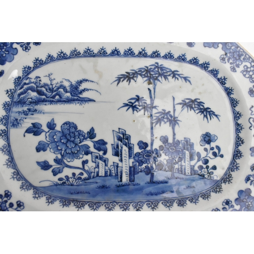 25 - A Chinese blue and white porcelain octagonal platter, Qing dynasty, 18th century, decorated with a l... 