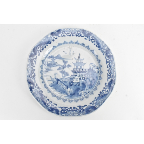 27 - A pair of Chinese export blue and white porcelain dishes, Yongzheng to early Qianlong period, circa ... 
