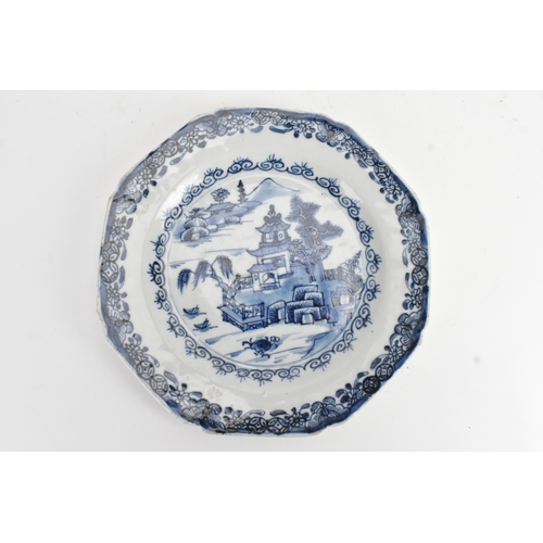 27 - A pair of Chinese export blue and white porcelain dishes, Yongzheng to early Qianlong period, circa ... 