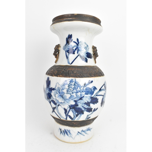 30 - A Chinese late Qing dynasty nanking crackle glazed blue and white vase, late 19th century, decorated... 