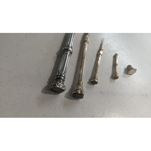 42 - A collection of vintage gentlemans items to include a gold plated propelling pencil with inset blood... 