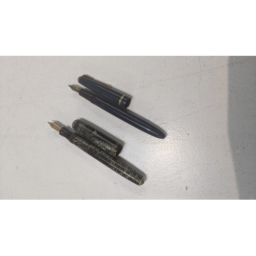 43 - Vintage Parker pens to include a vacumatic fountain pen with a 14k gold nib along with a slimfold fo... 