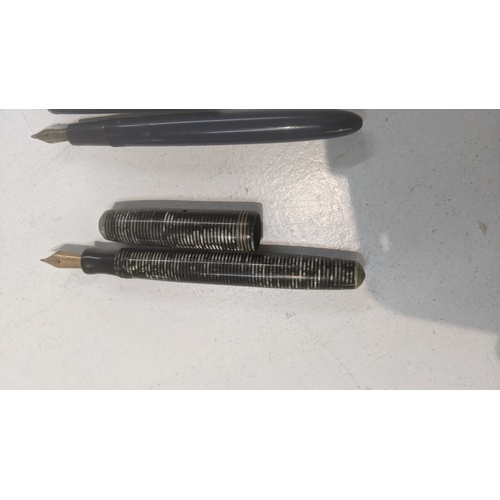 43 - Vintage Parker pens to include a vacumatic fountain pen with a 14k gold nib along with a slimfold fo... 