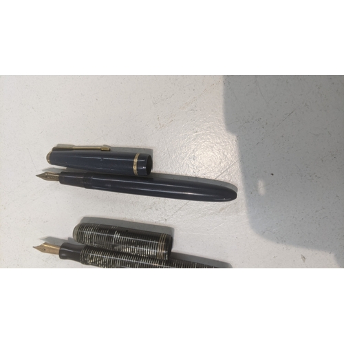 43 - Vintage Parker pens to include a vacumatic fountain pen with a 14k gold nib along with a slimfold fo... 