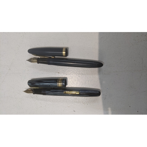 44 - Vintage fountain pens to include a Watermans W5 fountain pen with an 18ct gold nib along with a Shea... 