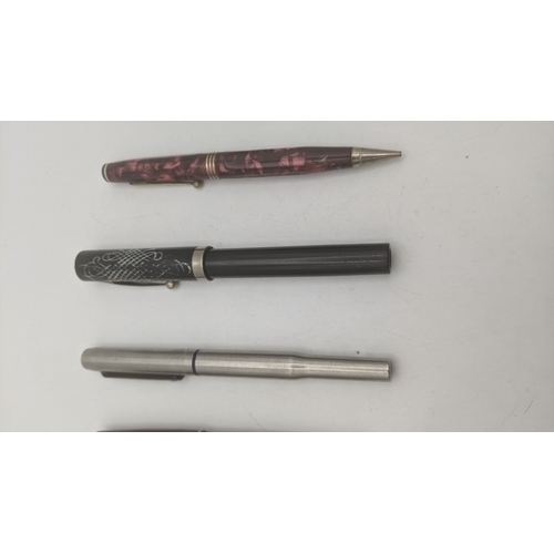 47 - Vintage writing instruments to include a Parkette deLuxe propelling pencil without lead, a pair of P... 