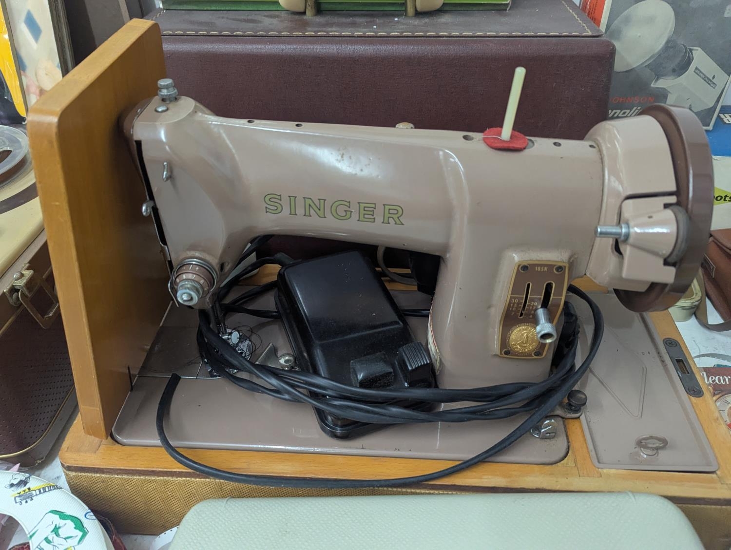 A large mixed lot of vintage items to include a Singer sewing machine ...