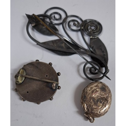 40 - A small Victorian leather jewellery box and contents to include early 20th Century silver and white ... 