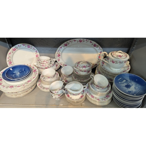 383 - Mixed ceramics to include a collection of Copenhagen Christmas plates, together with a dinner/tea pa... 