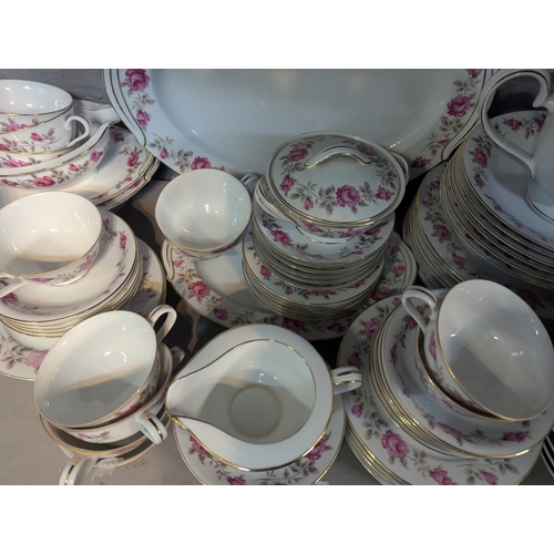 383 - Mixed ceramics to include a collection of Copenhagen Christmas plates, together with a dinner/tea pa... 