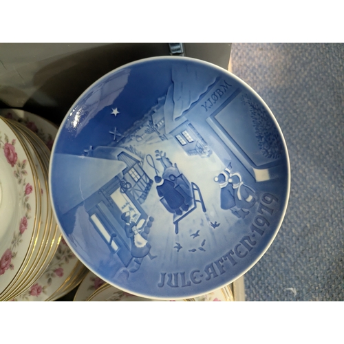 383 - Mixed ceramics to include a collection of Copenhagen Christmas plates, together with a dinner/tea pa... 