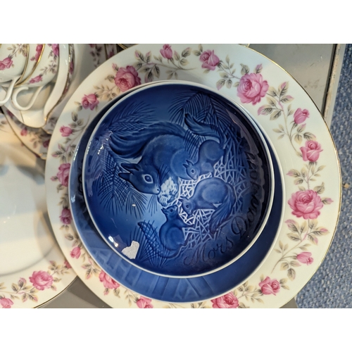 383 - Mixed ceramics to include a collection of Copenhagen Christmas plates, together with a dinner/tea pa... 