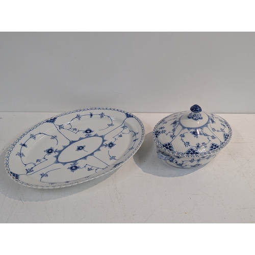404 - Royal Copenhagen blue fluted half lace tureen and platter
Location:RWB
If there is no condition repo... 