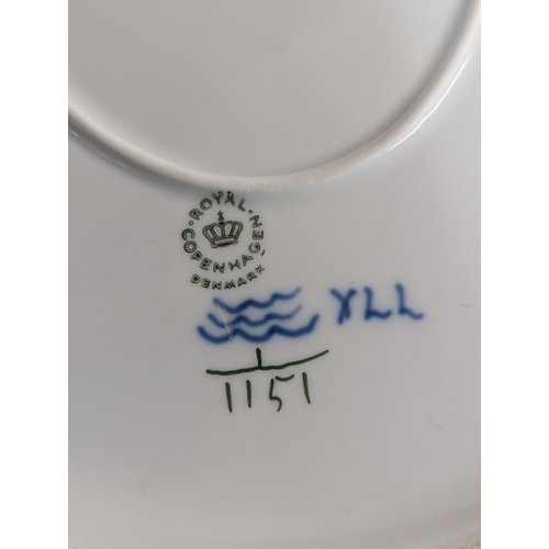 404 - Royal Copenhagen blue fluted half lace tureen and platter
Location:RWB
If there is no condition repo... 