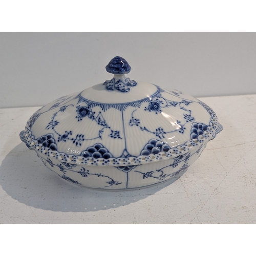 404 - Royal Copenhagen blue fluted half lace tureen and platter
Location:RWB
If there is no condition repo... 