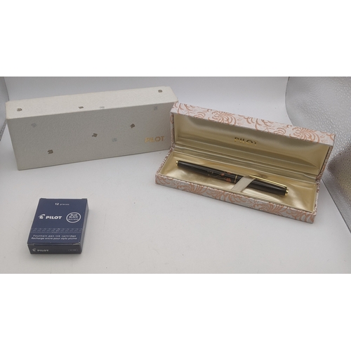54 - A boxed Pilot Nippon Art Flower Hiramaki-E fountain pen with an 18K gold nib and a black lacquered f... 
