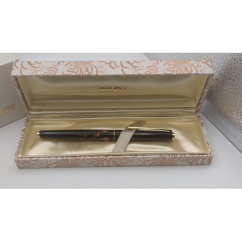 54 - A boxed Pilot Nippon Art Flower Hiramaki-E fountain pen with an 18K gold nib and a black lacquered f... 