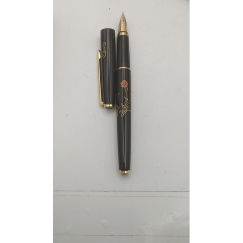 54 - A boxed Pilot Nippon Art Flower Hiramaki-E fountain pen with an 18K gold nib and a black lacquered f... 