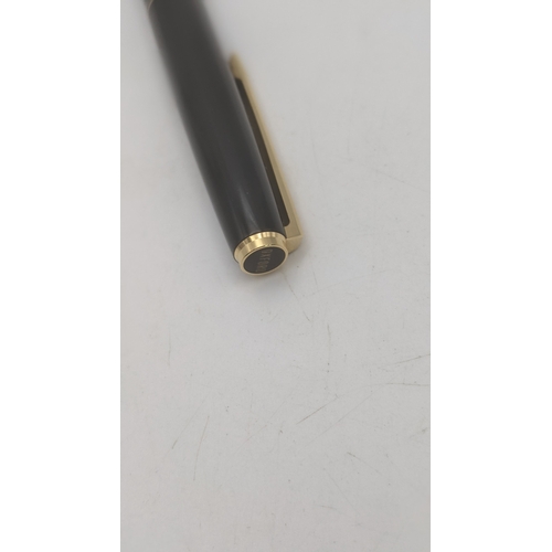 54 - A boxed Pilot Nippon Art Flower Hiramaki-E fountain pen with an 18K gold nib and a black lacquered f... 