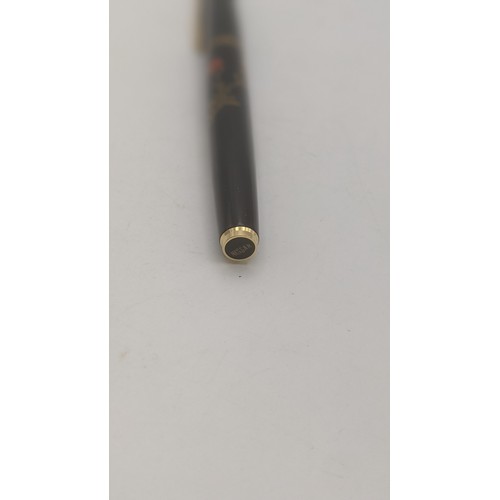54 - A boxed Pilot Nippon Art Flower Hiramaki-E fountain pen with an 18K gold nib and a black lacquered f... 