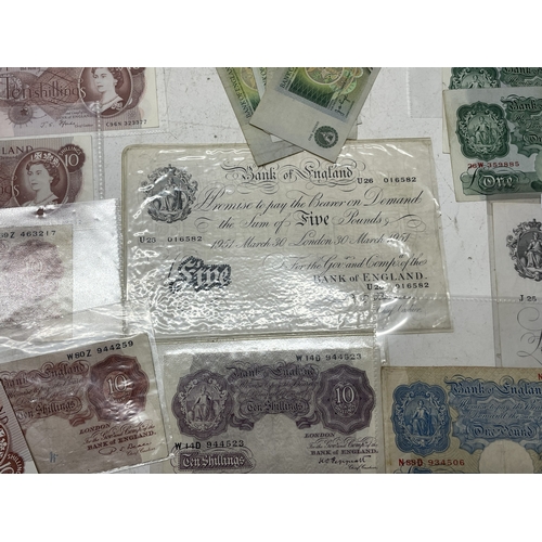 A collection of mainly Bank of England banknotes, to include pounds and ...