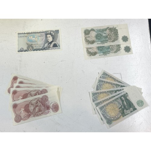 97 - A collection of Bank of England bank notes, to include two 1 pound notes, five one pound notes in se... 