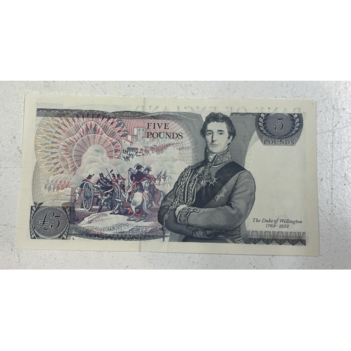 97 - A collection of Bank of England bank notes, to include two 1 pound notes, five one pound notes in se... 