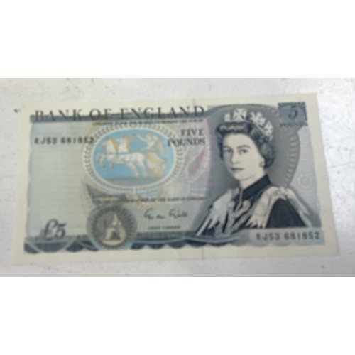 97 - A collection of Bank of England bank notes, to include two 1 pound notes, five one pound notes in se... 