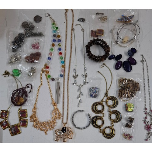 55 - A quantity of costume jewellery to include painted beads, a tiger's eye pendant, simulated pearls an... 