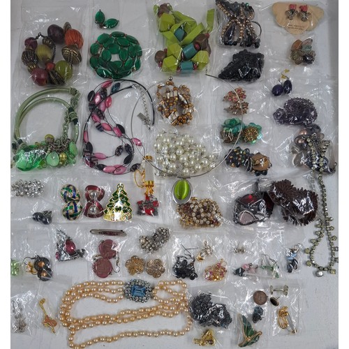 55 - A quantity of costume jewellery to include painted beads, a tiger's eye pendant, simulated pearls an... 