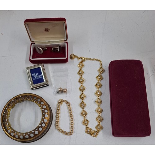 55 - A quantity of costume jewellery to include painted beads, a tiger's eye pendant, simulated pearls an... 